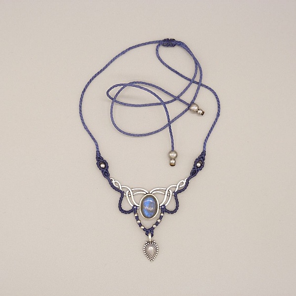 Collier bleu nuit  en micro-macram&eacute;  avec une labradorite sertie
