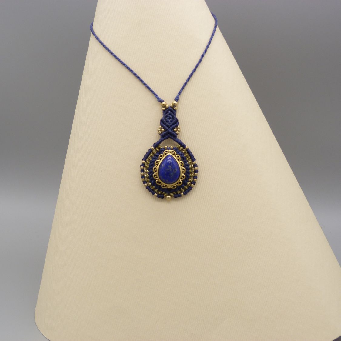 collier bleu nuit en micro-macram&eacute; avec un lapis lazuli serti de laiton