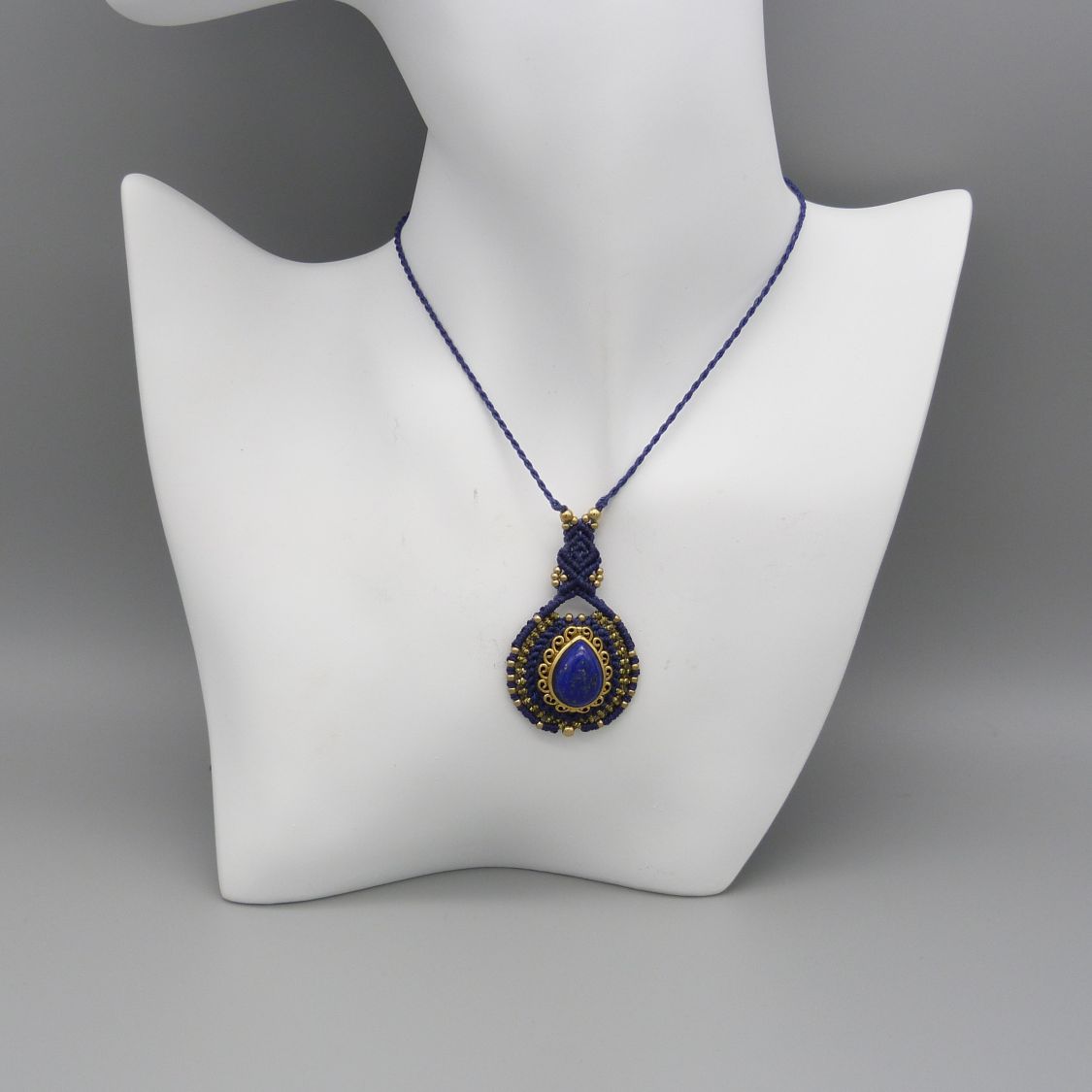 collier bleu nuit en micro-macram&eacute; avec un lapis lazuli serti de laiton