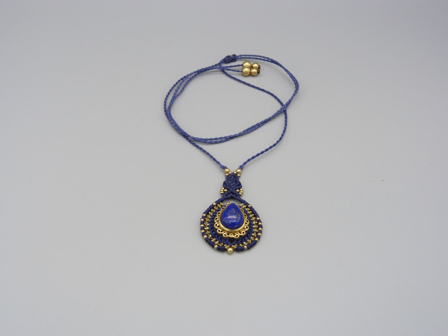 collier bleu nuit en micro-macram&eacute; avec un lapis lazuli serti de laiton