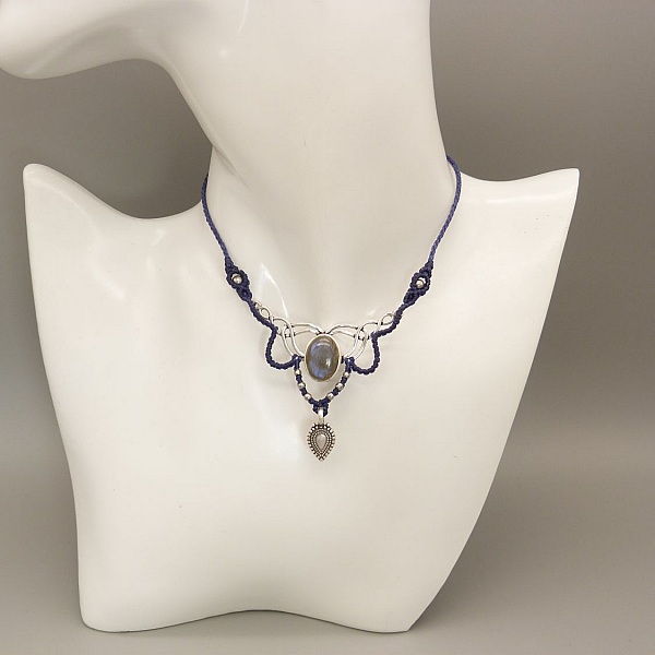Collier bleu nuit  en micro-macram&eacute;  avec une labradorite sertie