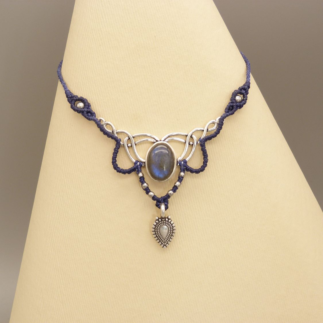 Collier bleu nuit  en micro-macram&eacute;  avec une labradorite sertie
