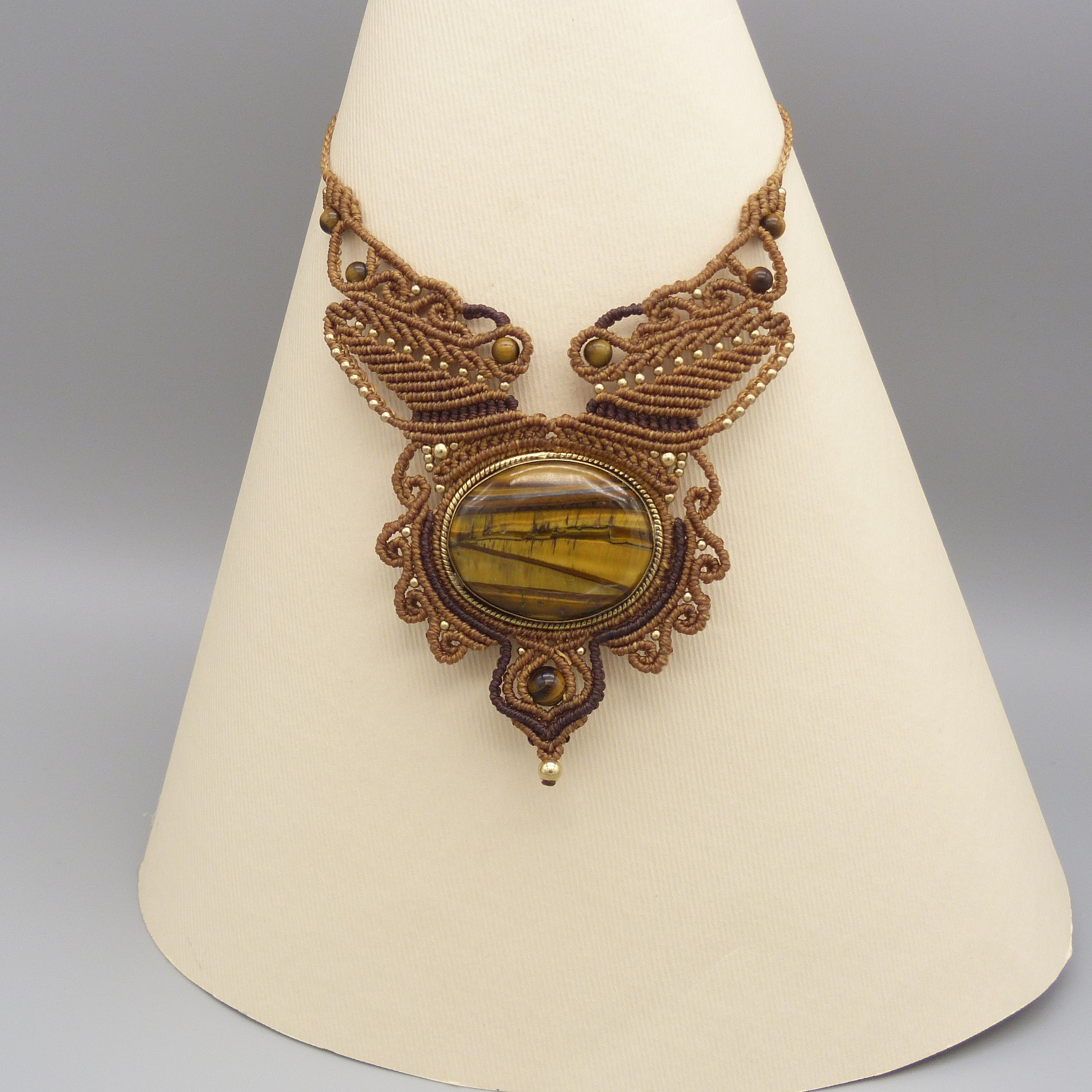 collier brun en micro-macram&eacute; avec oeil de tigre