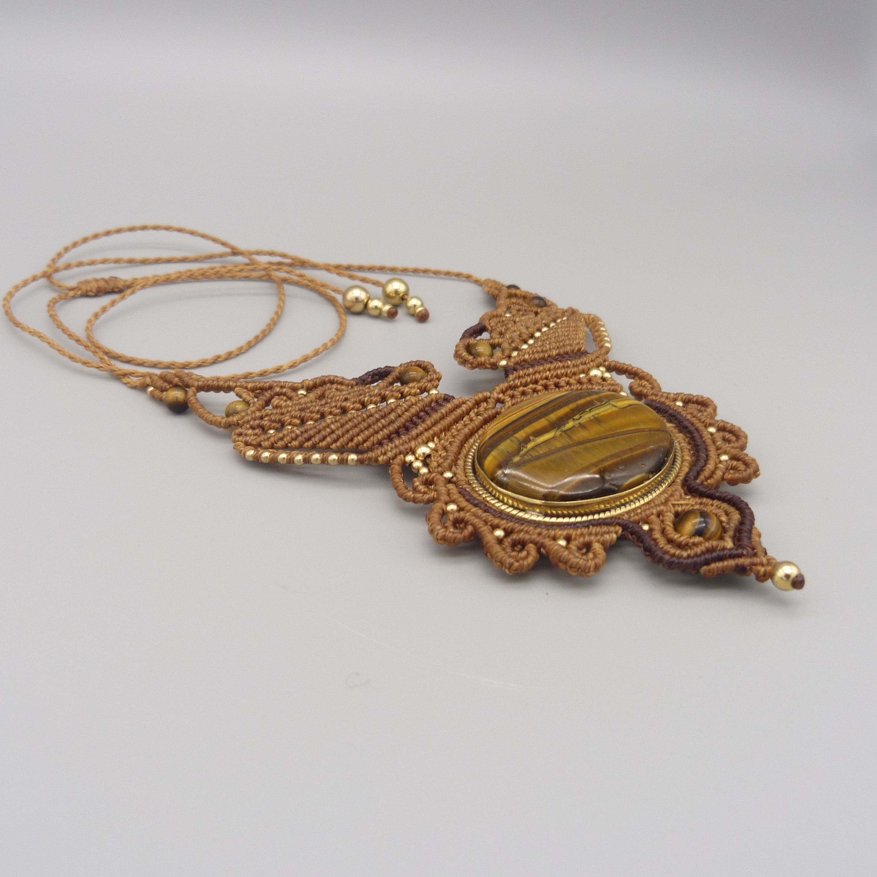 collier brun en micro-macram&eacute; avec oeil de tigre