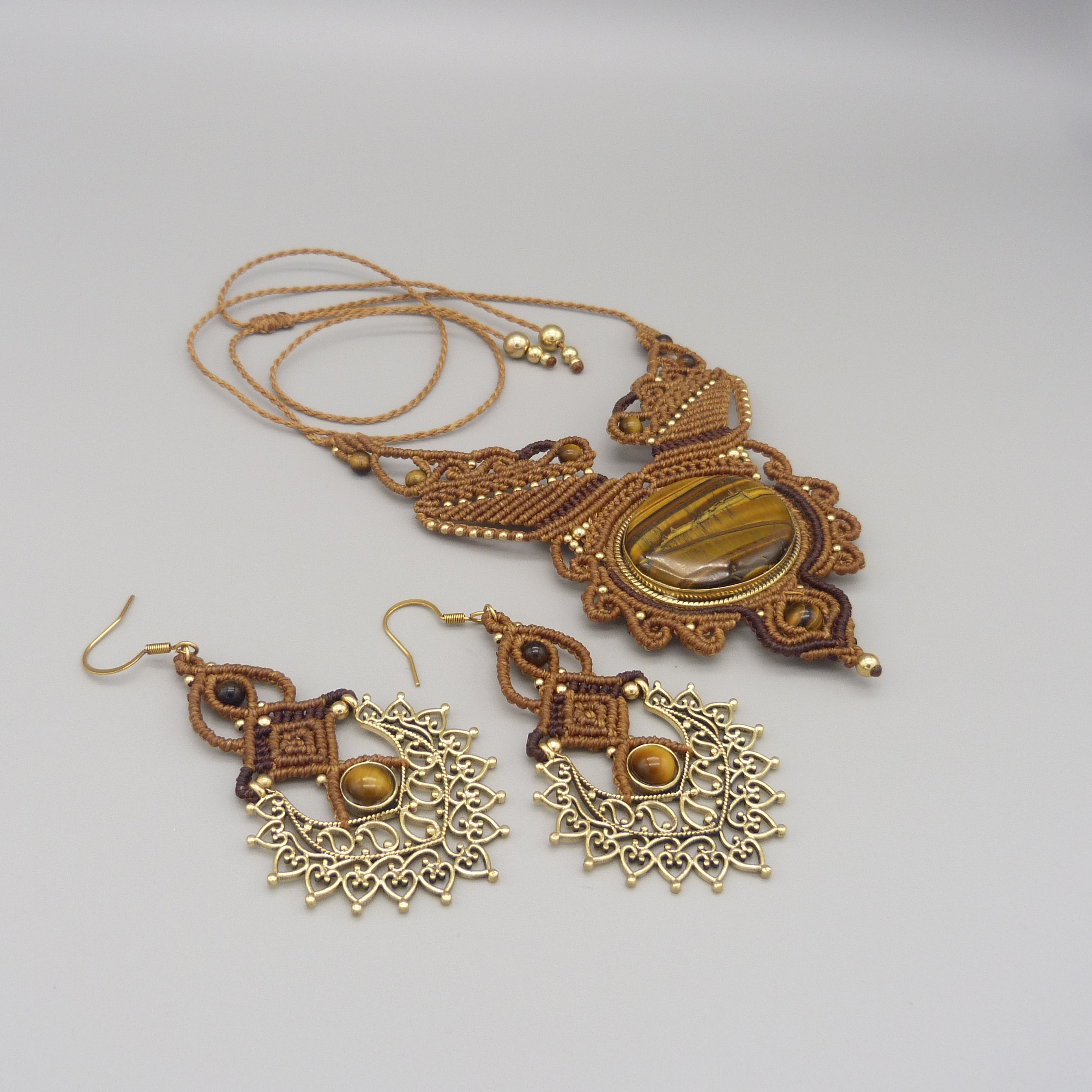 collier brun en micro-macram&eacute; avec oeil de tigre