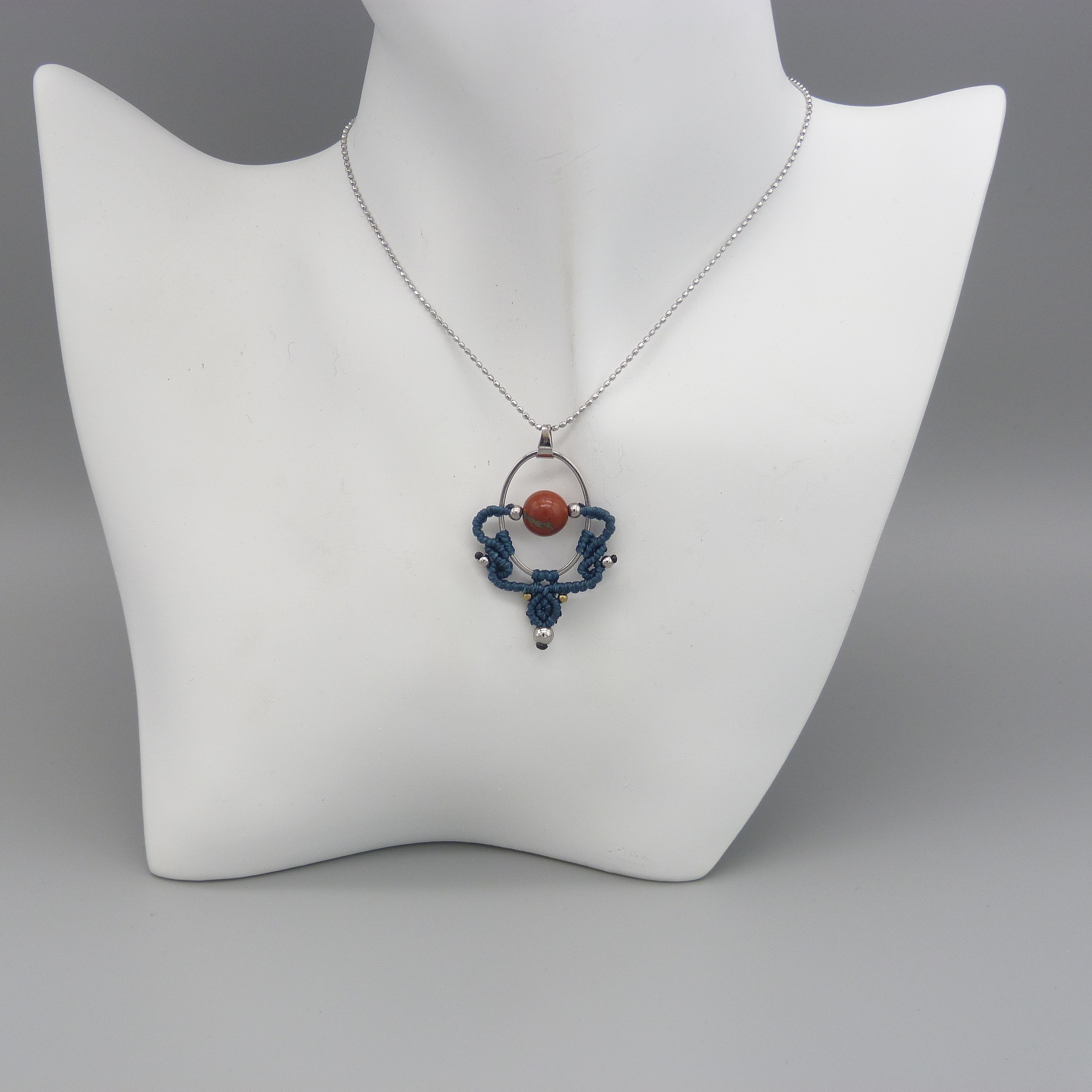 Collier couleur bleu canard en micro-macram&eacute;  avec une perle jaspe rouge
