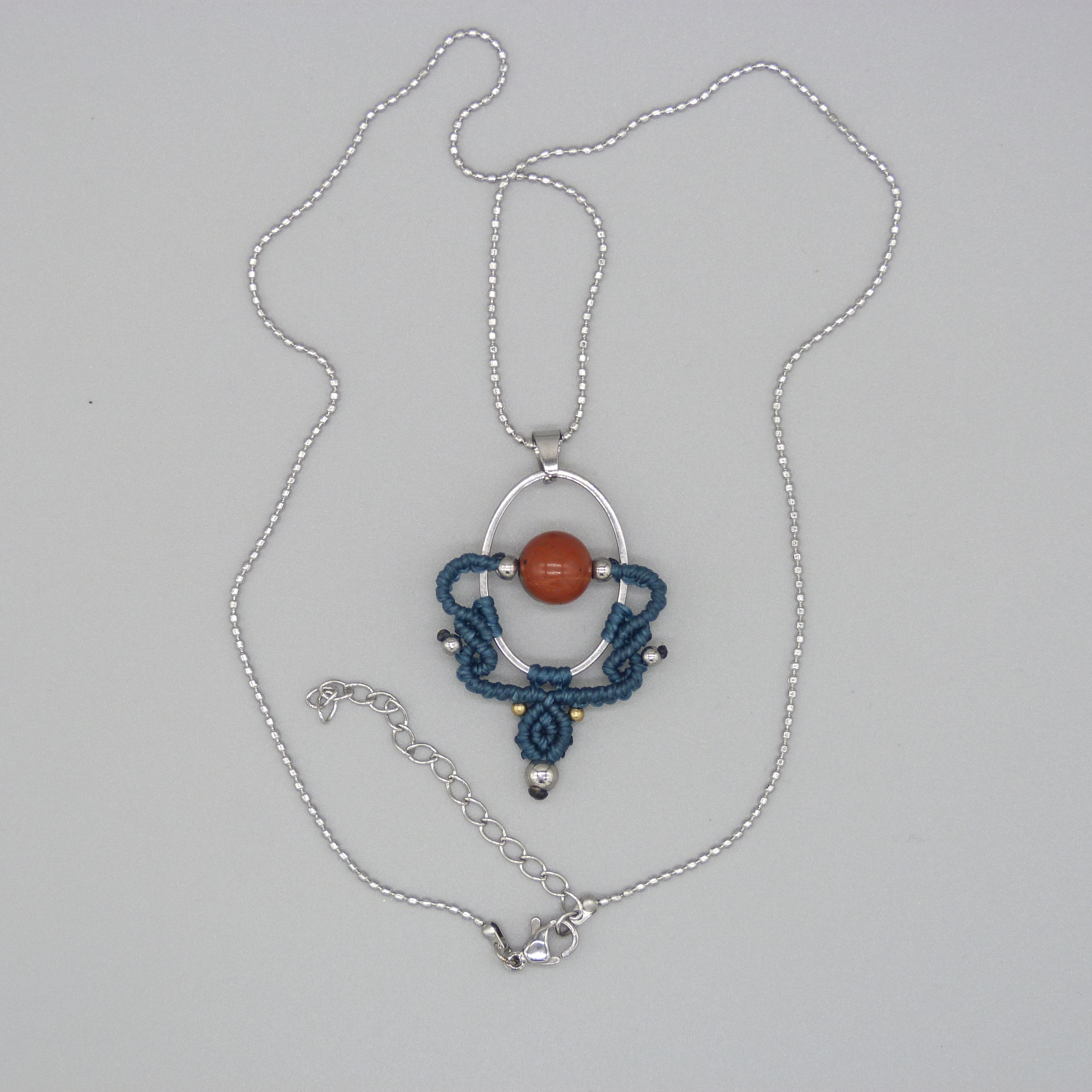 Collier couleur bleu canard en micro-macram&eacute;  avec une perle jaspe rouge
