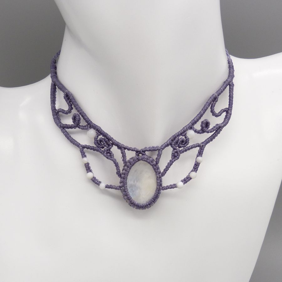 Collier  micro-macram&eacute; mauve gris&eacute;  nacre