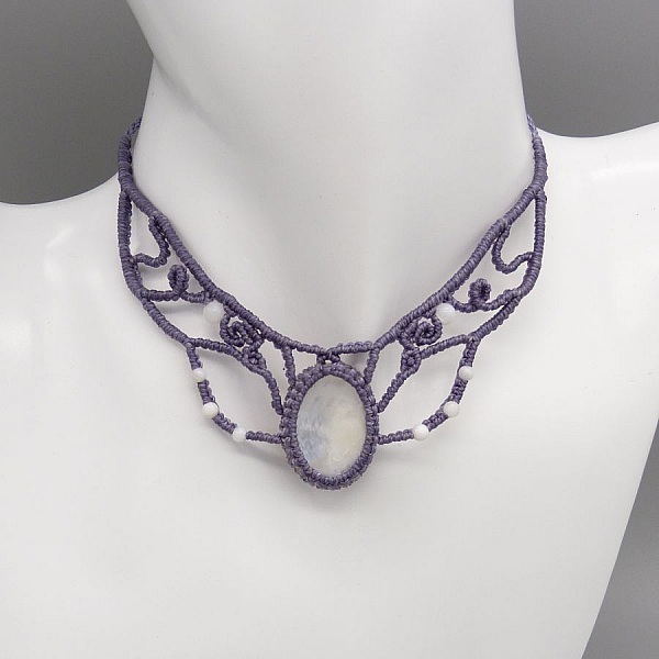 Collier  micro-macram&eacute; mauve gris&eacute;  nacre