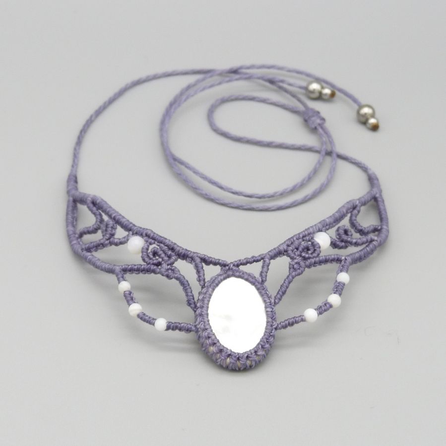 Collier  micro-macram&eacute; mauve gris&eacute;  nacre