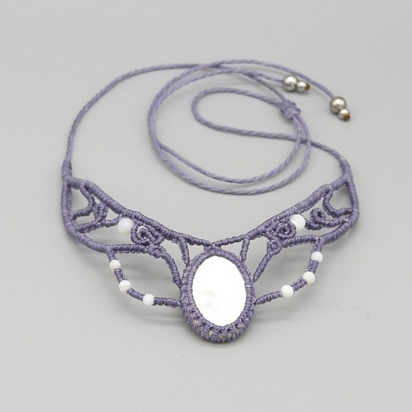Collier  micro-macram&eacute; mauve gris&eacute;  nacre