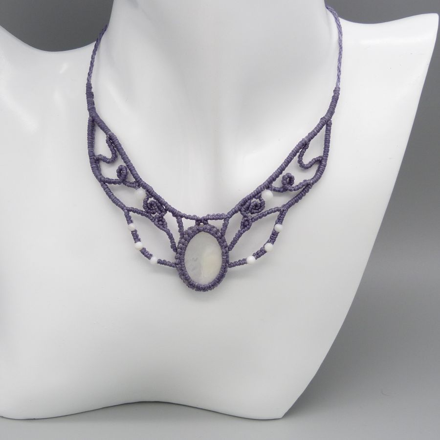 Collier  micro-macram&eacute; mauve gris&eacute;  nacre
