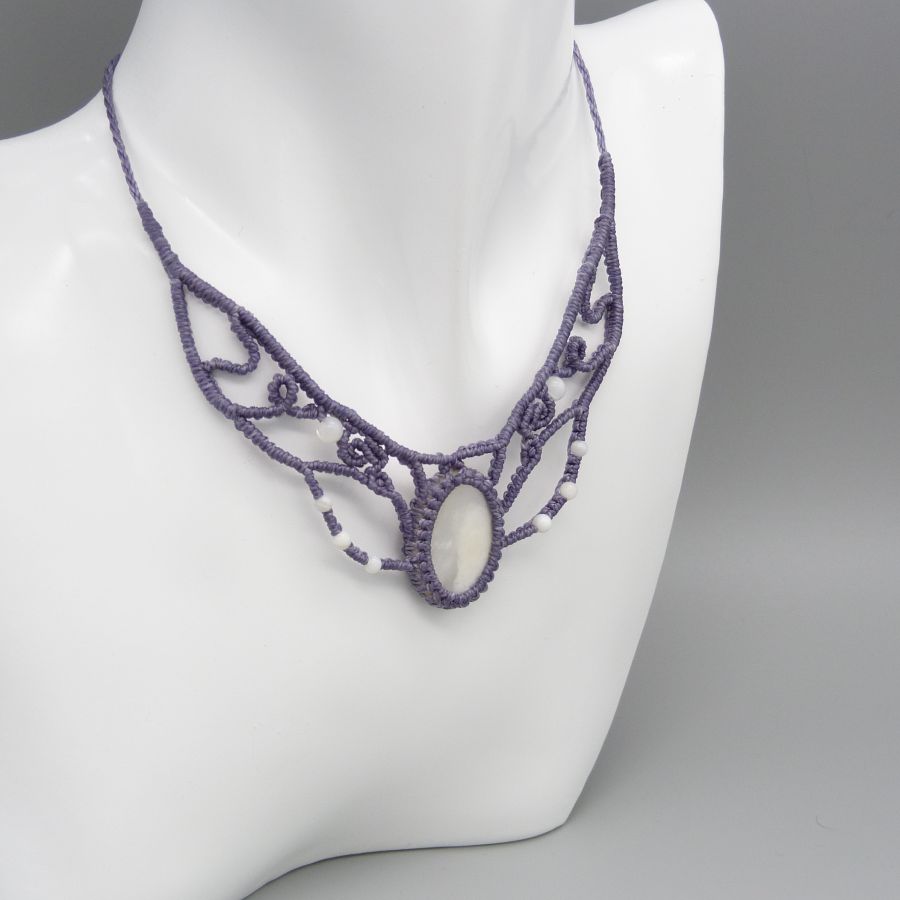 Collier  micro-macram&eacute; mauve gris&eacute;  nacre