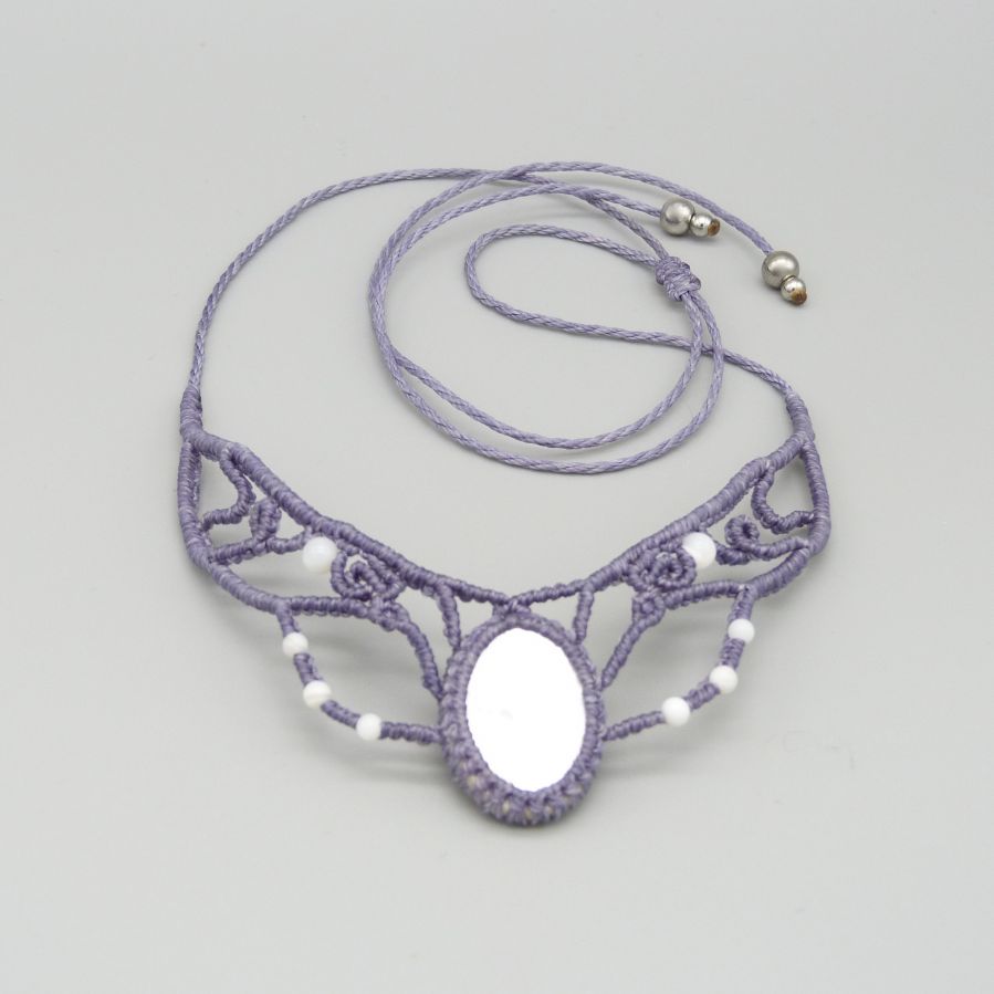 Collier  micro-macram&eacute; mauve gris&eacute;  nacre