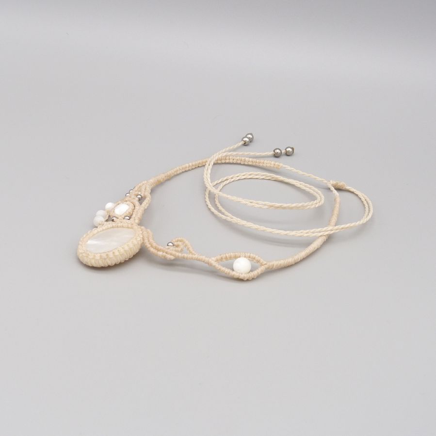 Collier couleur sable en micro-macram&eacute; avec une belle nacre