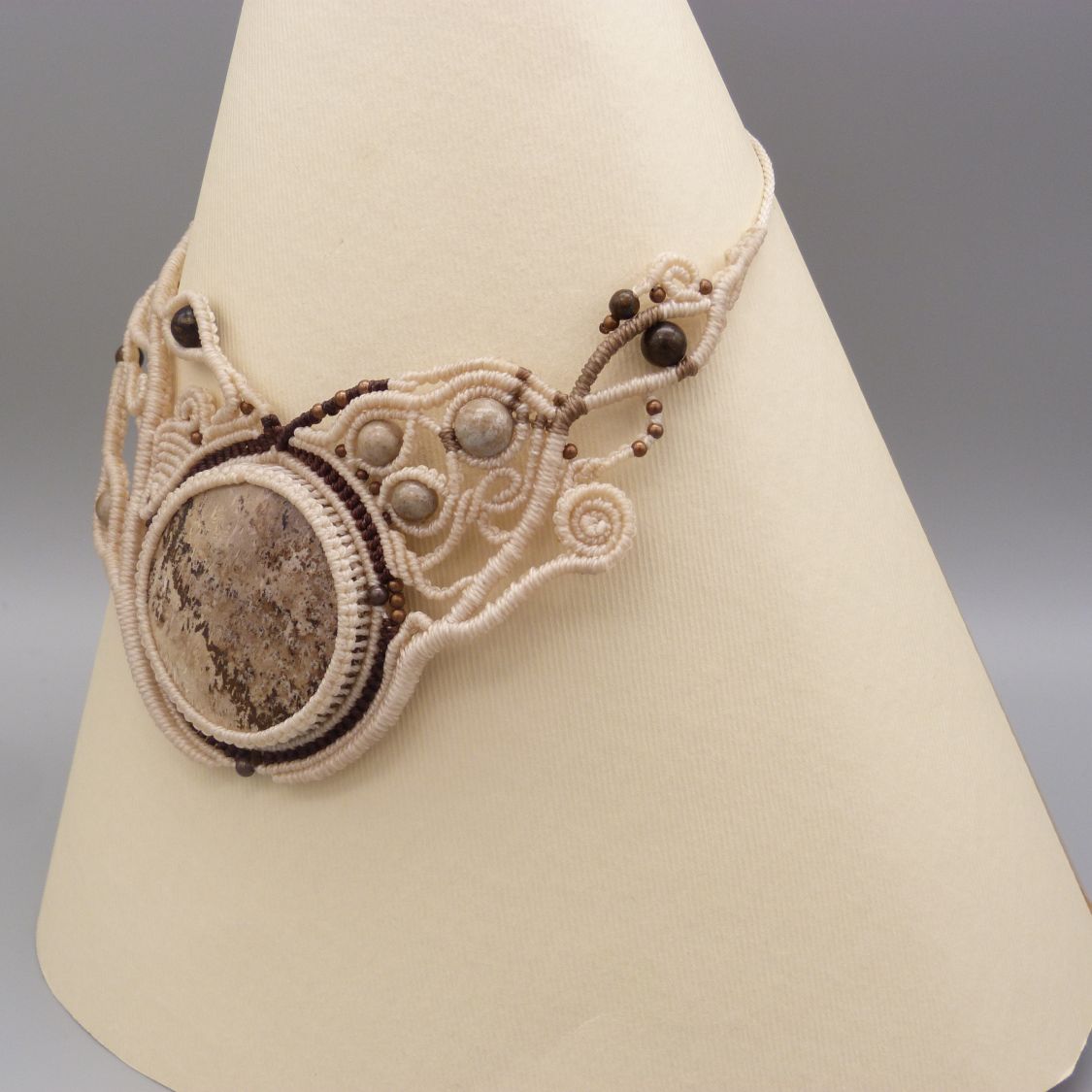 collier couleur sable en micro-macram&eacute; avec cabochon en bois p&eacute;trifi&eacute;