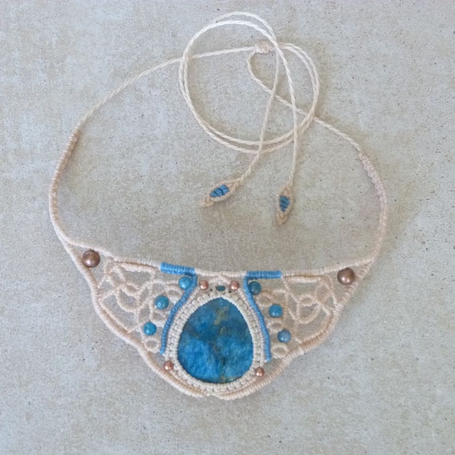 Collier couleur sable en micro-macram&eacute; au m&eacute;daillon en pierre naturelle d'apatite
