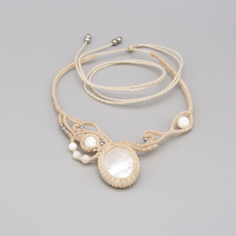 Collier couleur sable en micro-macram&eacute; avec une belle nacre