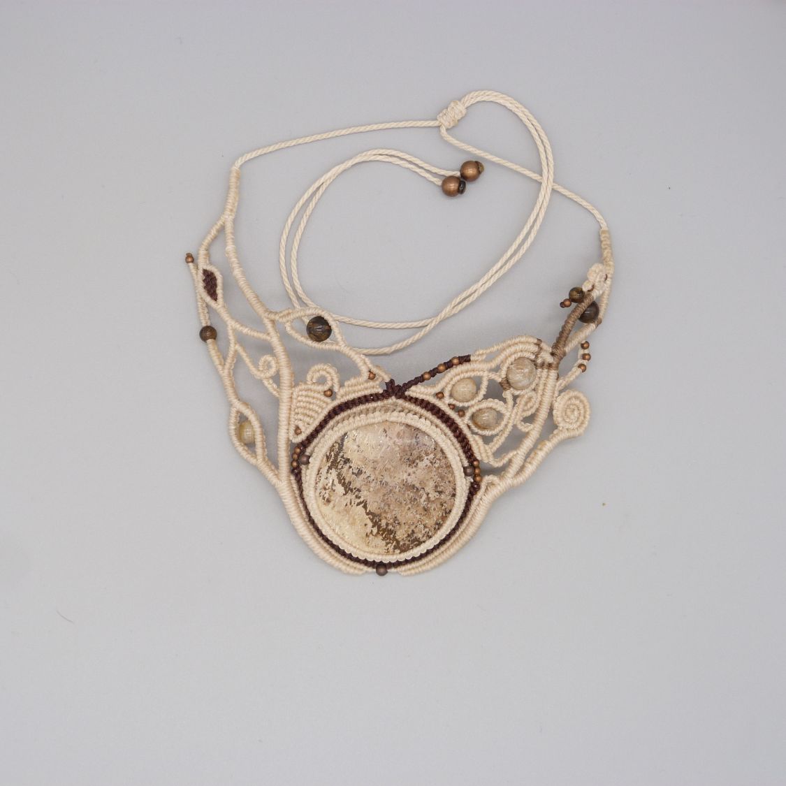 collier couleur sable en micro-macram&eacute; avec cabochon en bois p&eacute;trifi&eacute;