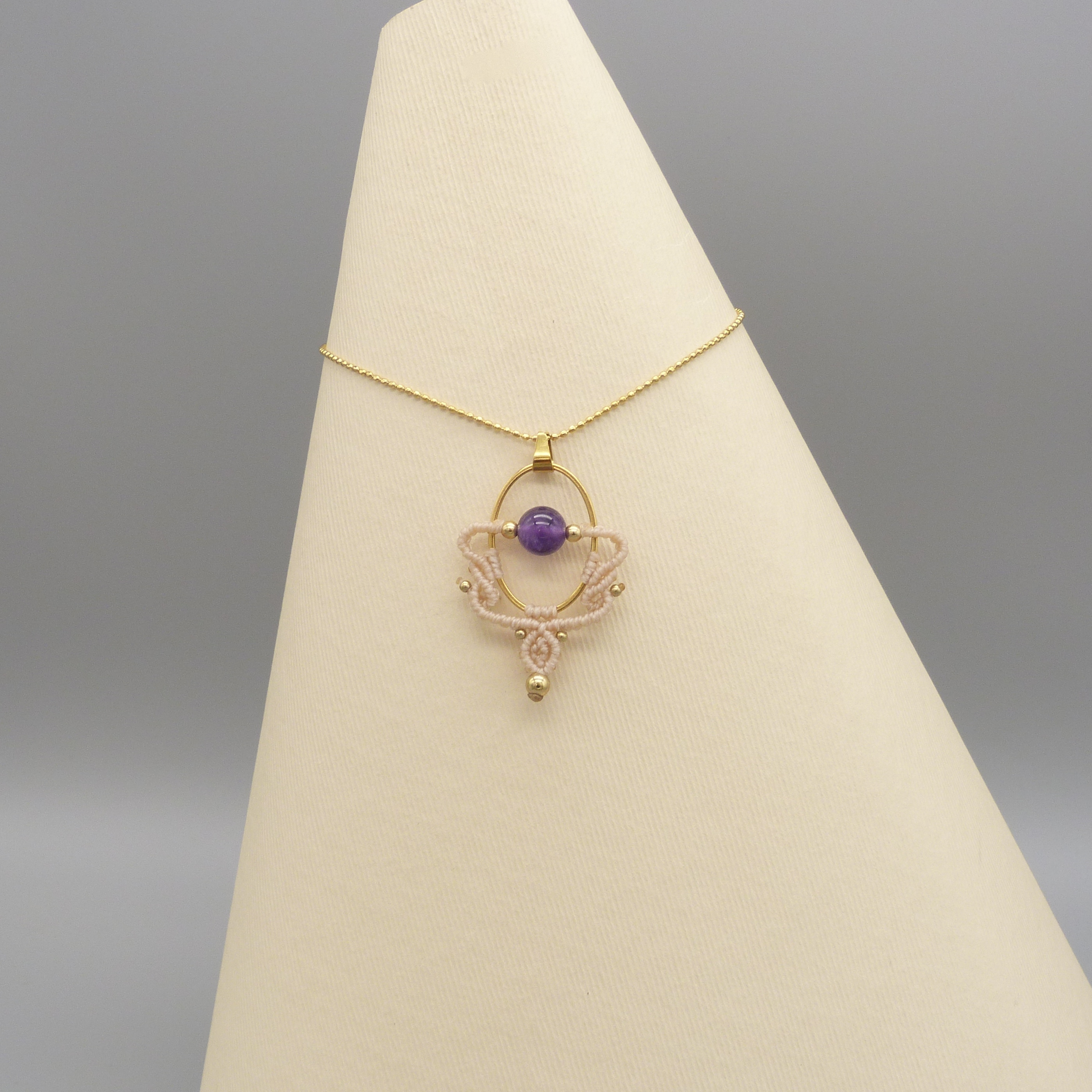 Collier doré en micro-macramé sable avec perle d'améthyste naturelle.