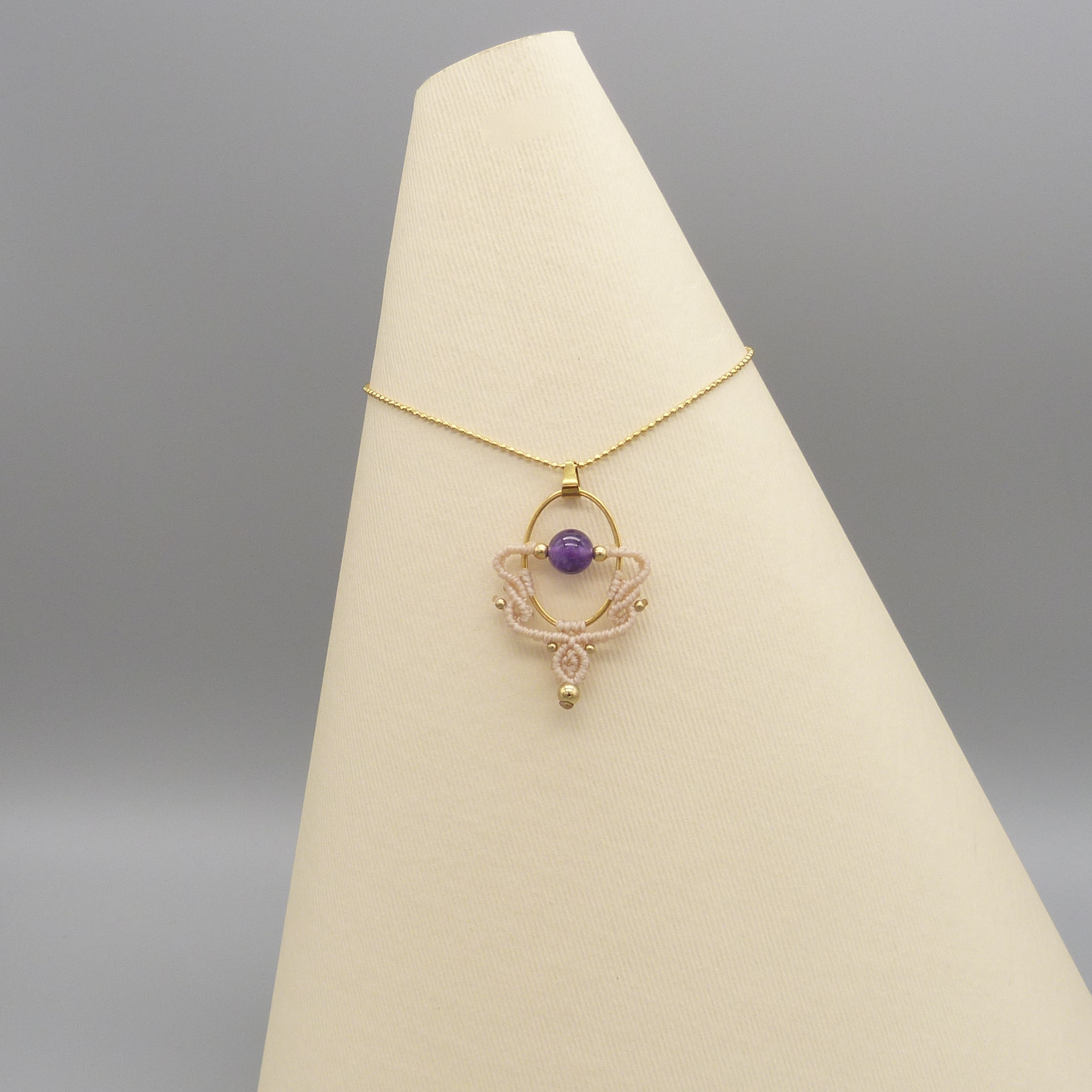 Collier en micro-macramé sable avec perle d'améthyste dorée.