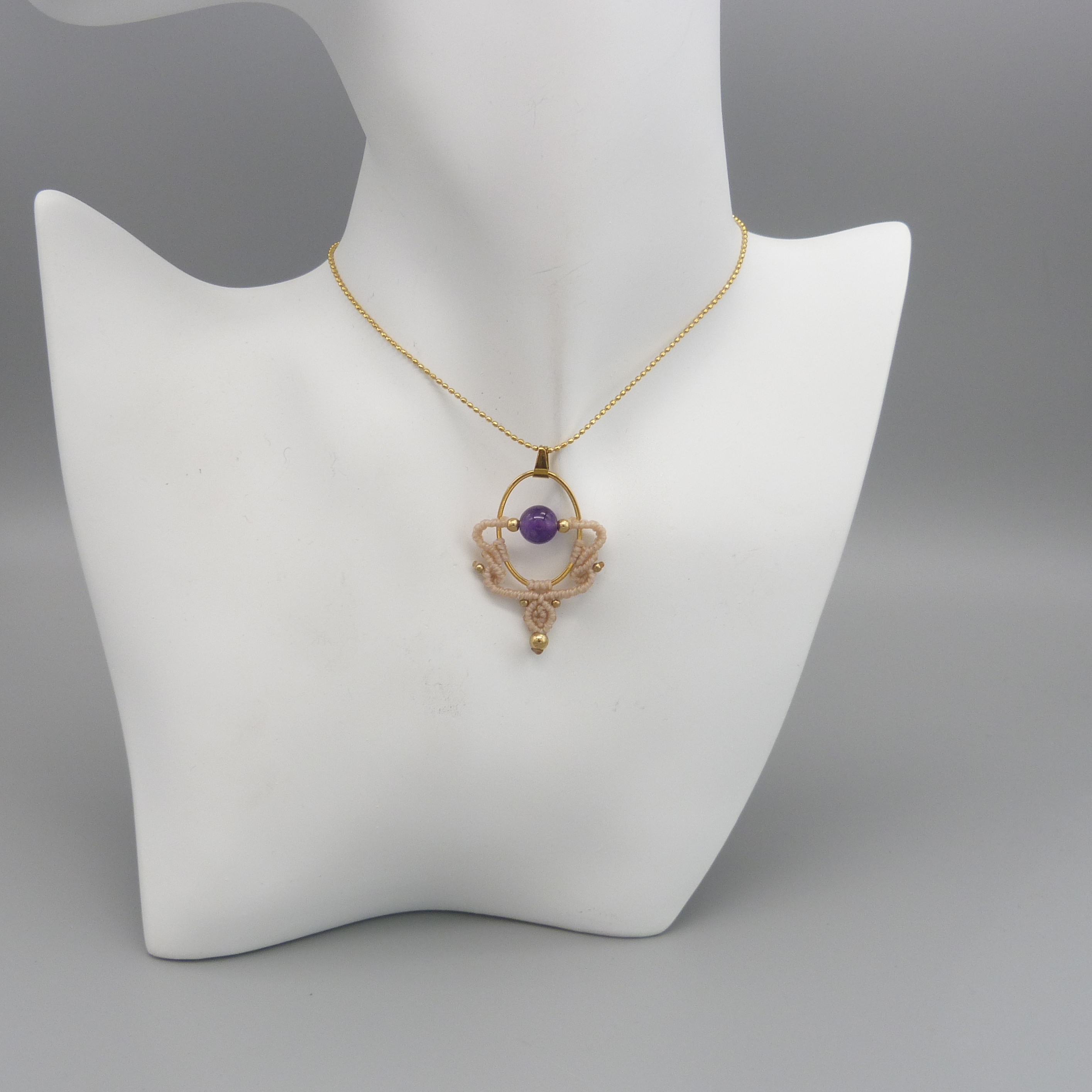Collier en micro-macramé sable avec perle d'améthyste dorée.