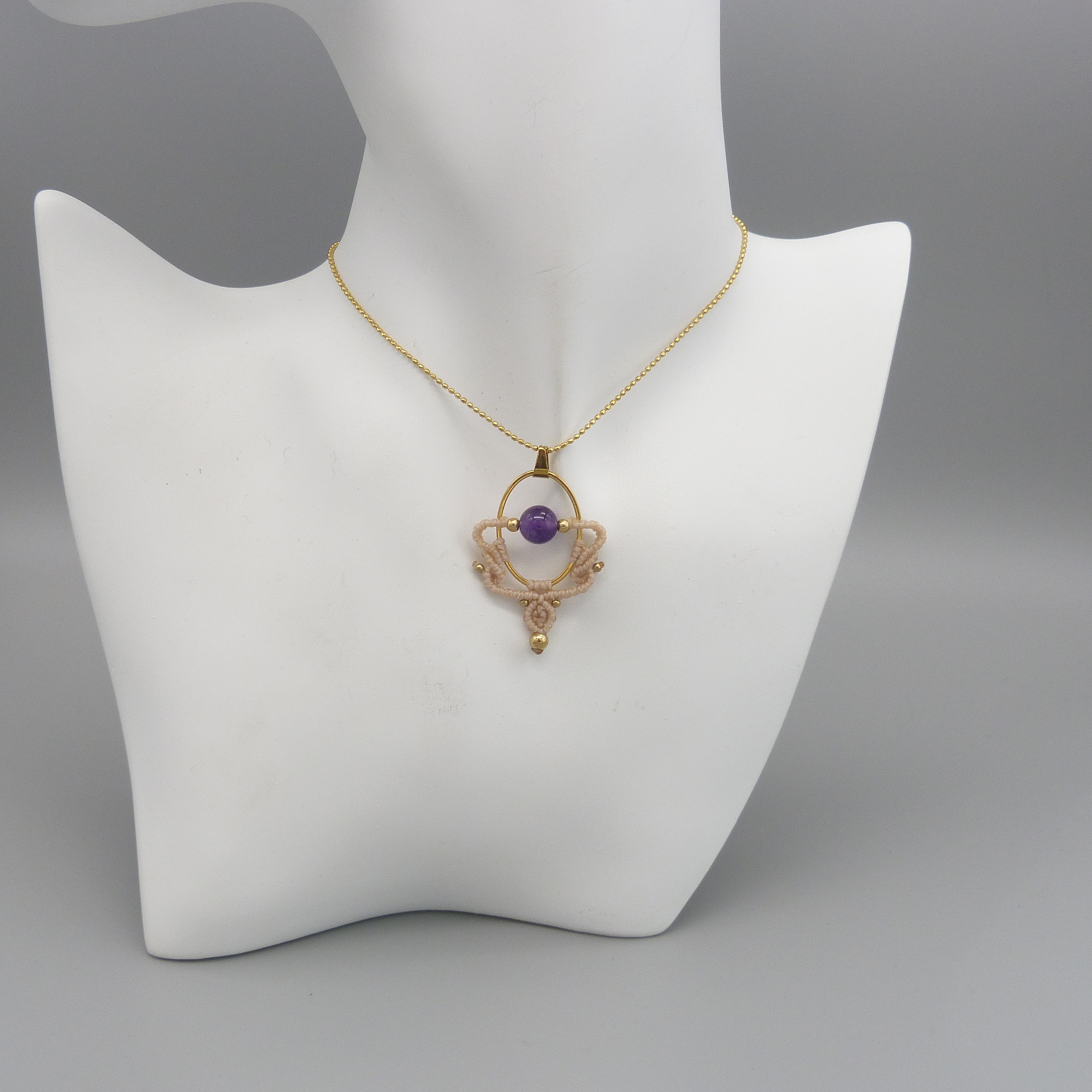Collier en micro-macramé sable avec perle d'améthyste dorée.