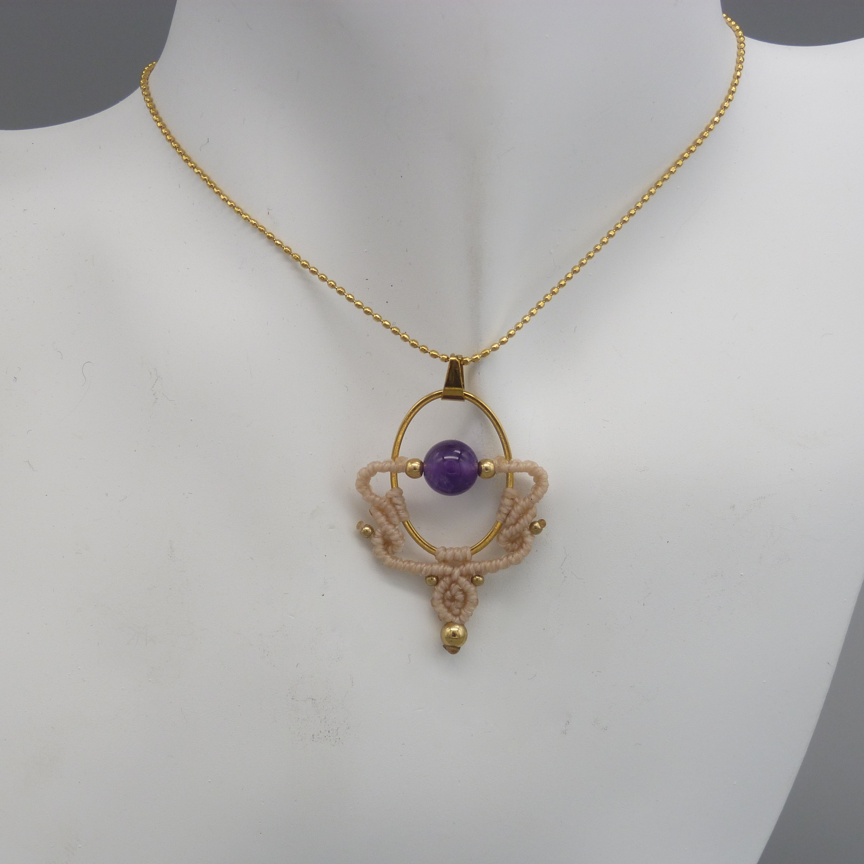 Collier en micro-macramé sable avec perle d'améthyste dorée.
