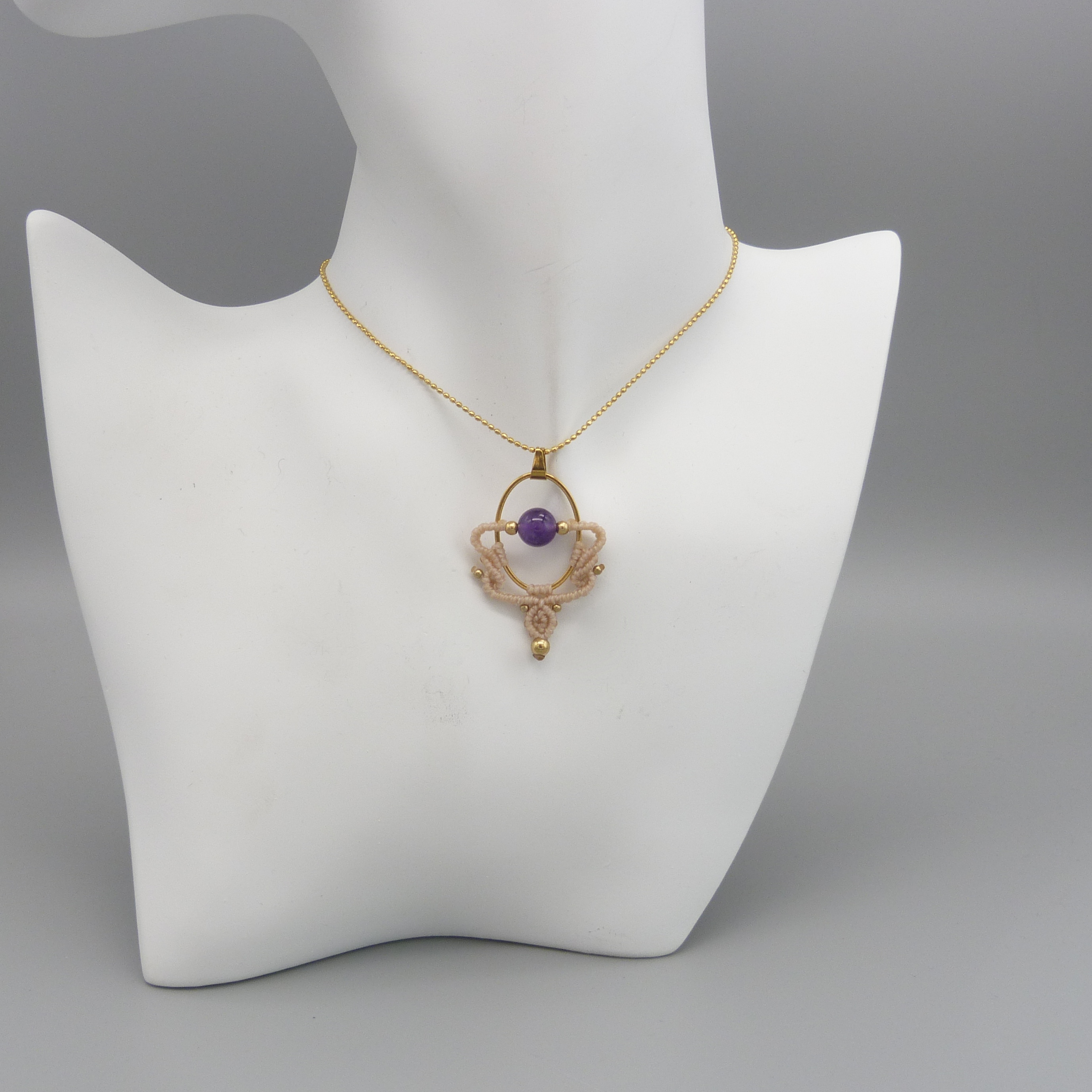 Collier en micro-macramé sable avec perle d'améthyste dorée.