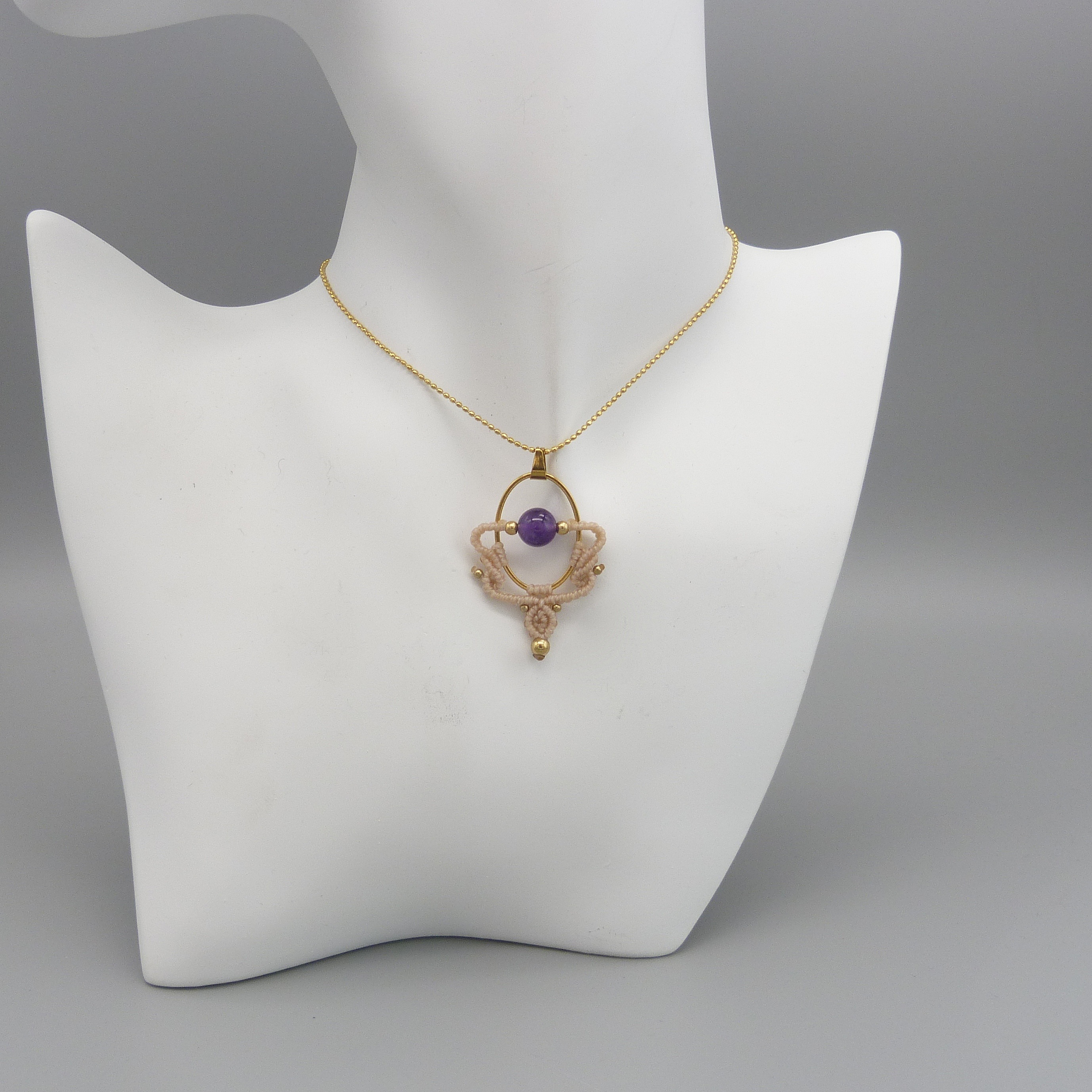Collier en micro-macramé sable avec perle d'améthyste dorée.
