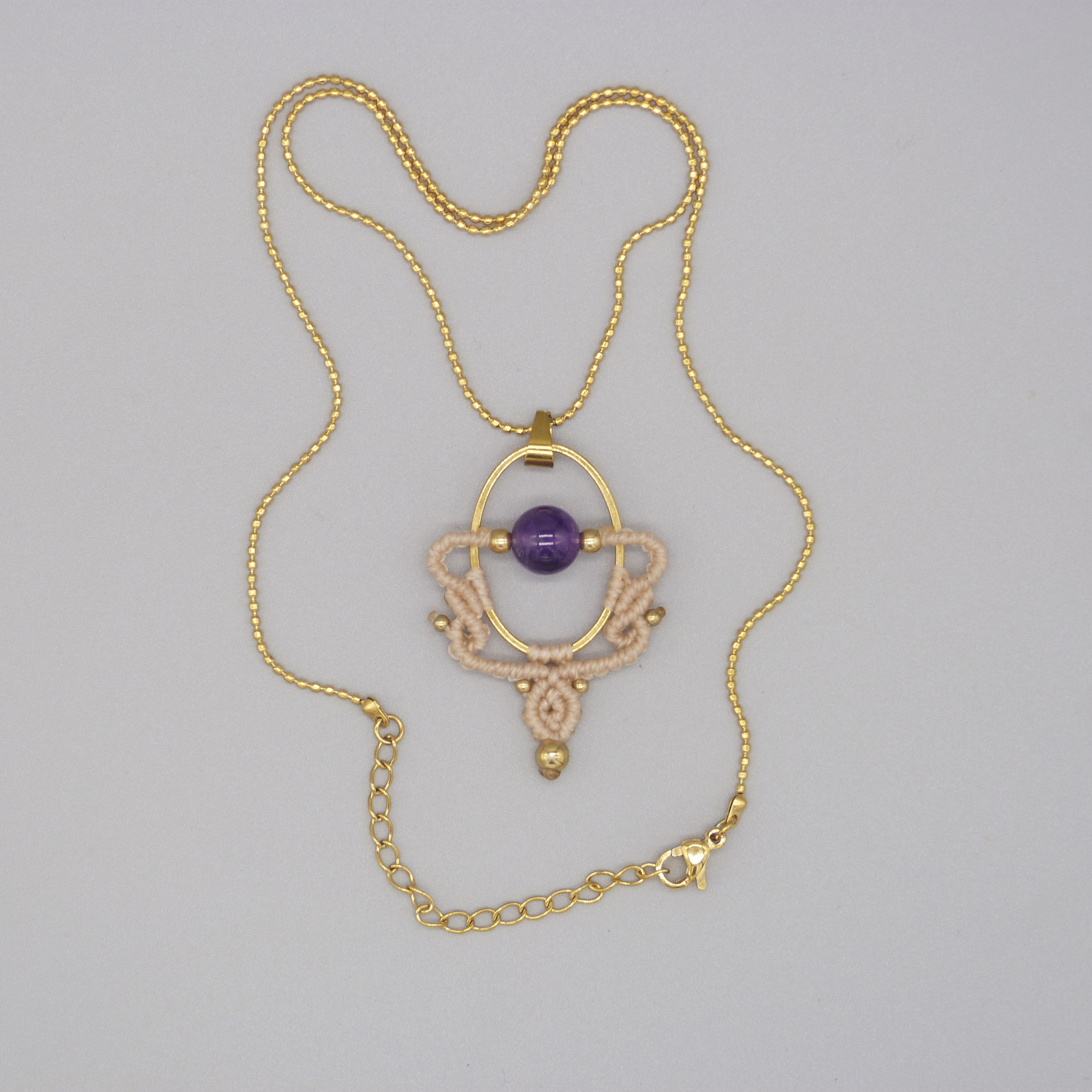 Collier en micro-macramé sable avec perle d'améthyste dorée.