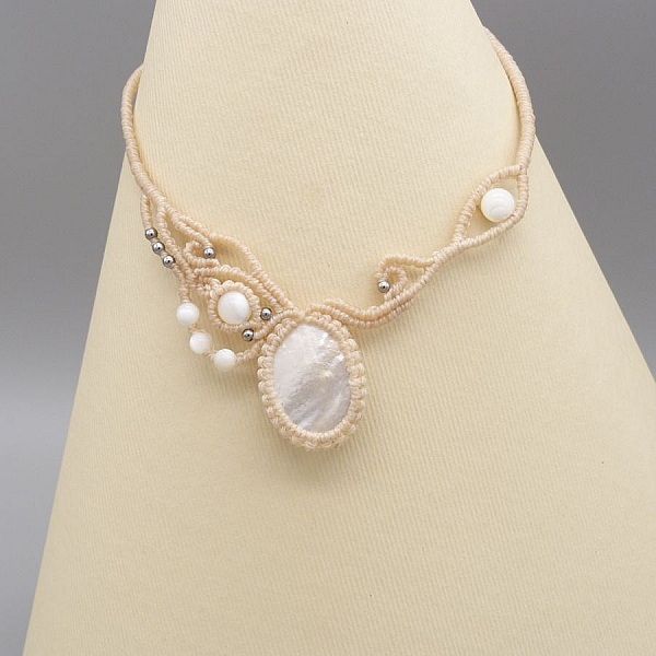 Collier couleur sable en micro-macram&eacute; avec une belle nacre