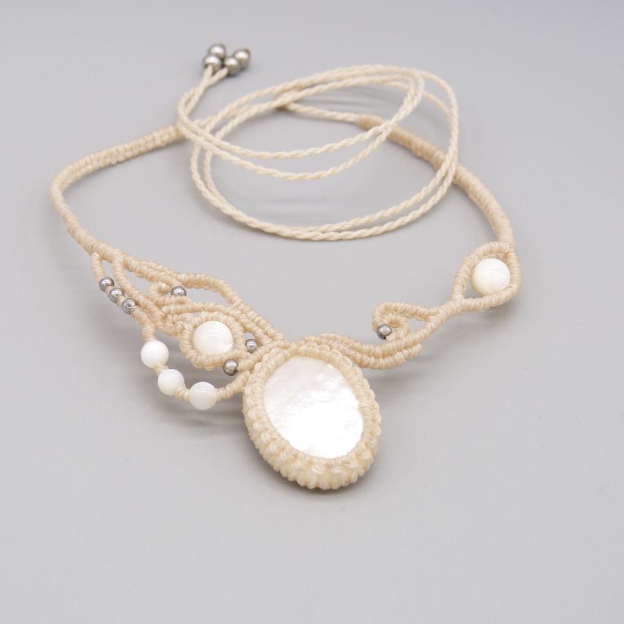 Collier couleur sable en micro-macram&eacute; avec une belle nacre