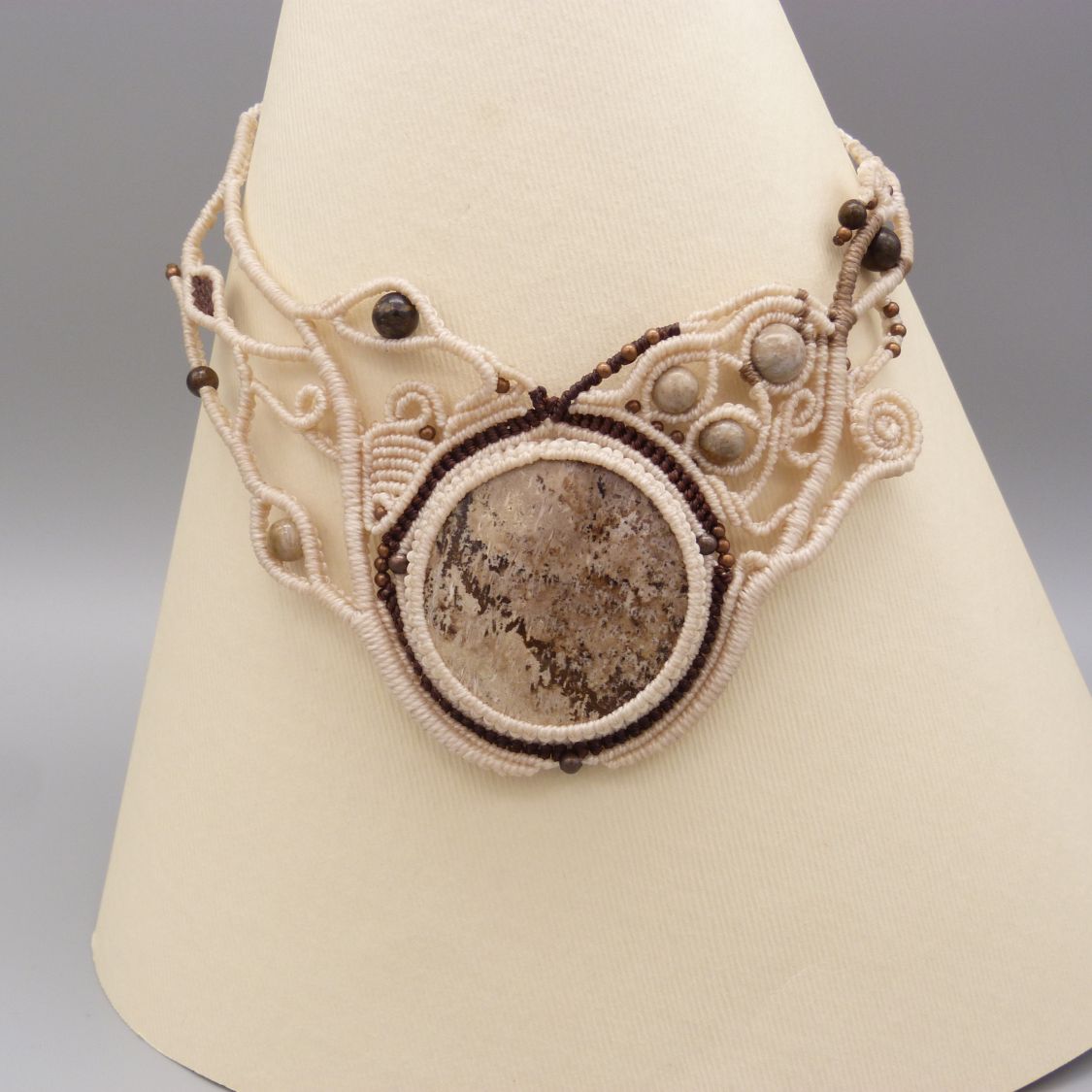 collier couleur sable en micro-macram&eacute; avec cabochon en bois p&eacute;trifi&eacute;