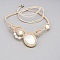 Collier couleur sable en micro-macram&eacute; avec une belle nacre