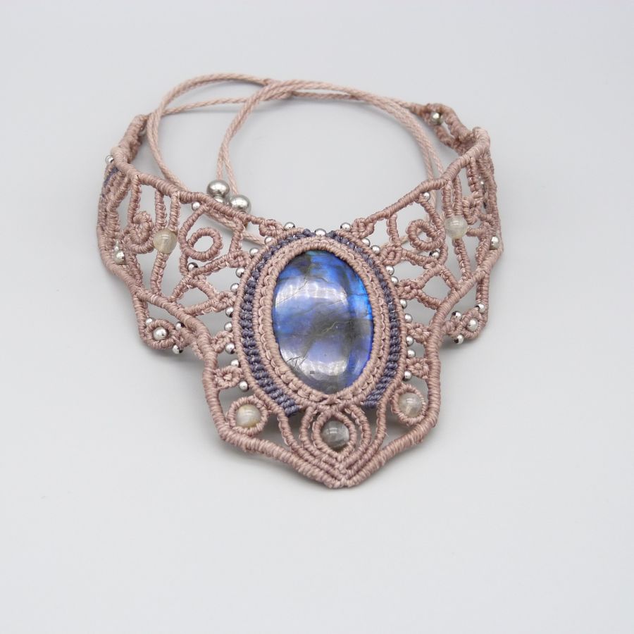 Collier couleur taupe en micro-macram&eacute; avec une belle labradorite