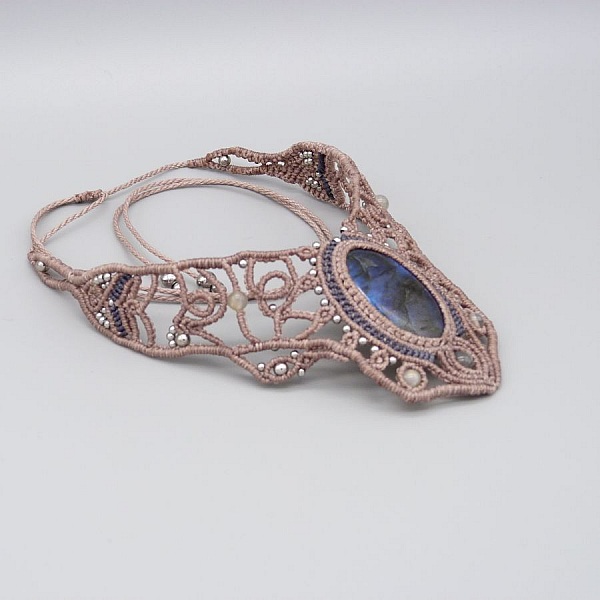 Collier couleur taupe en micro-macram&eacute; avec une belle labradorite