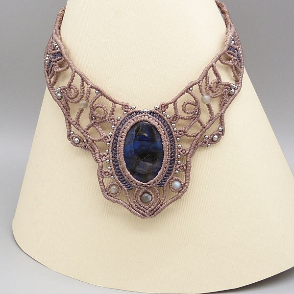 Collier couleur taupe en micro-macram&eacute; avec une belle labradorite