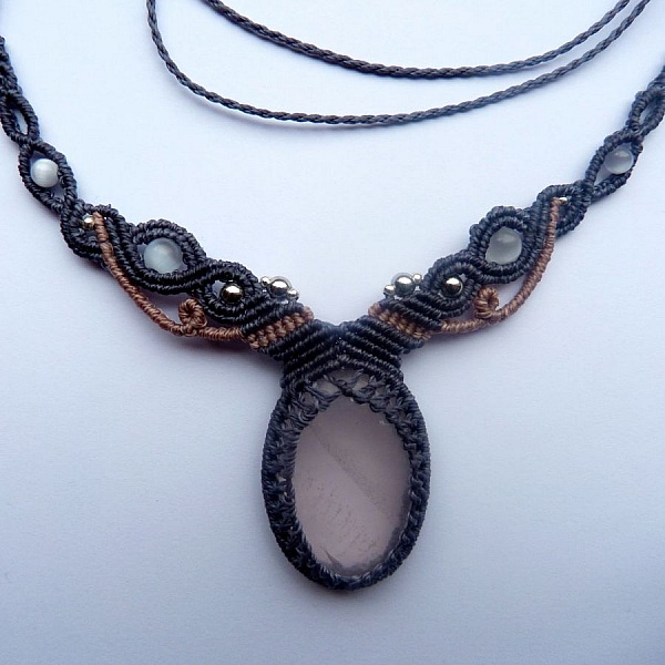 Collier bleu/gris en micro-macram&eacute; avec un quartz rose 