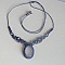 Collier bleu/gris en micro-macram&eacute; avec un quartz rose 