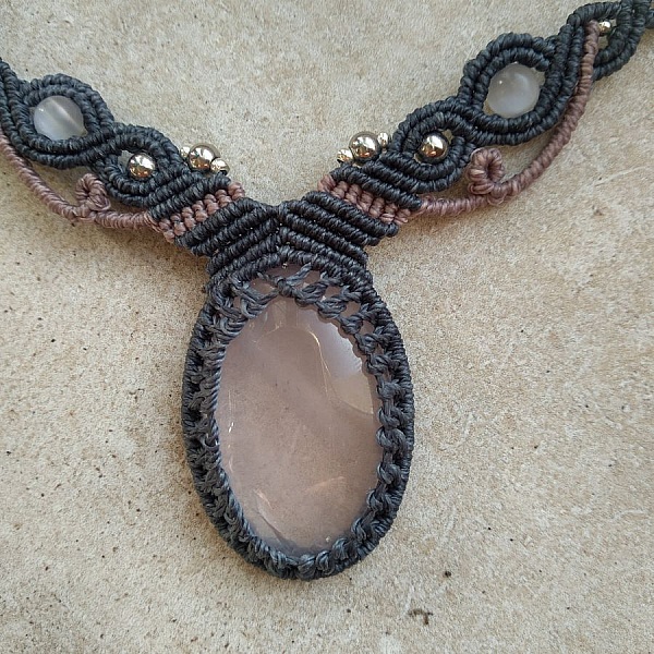 Collier bleu/gris en micro-macram&eacute; avec un quartz rose 