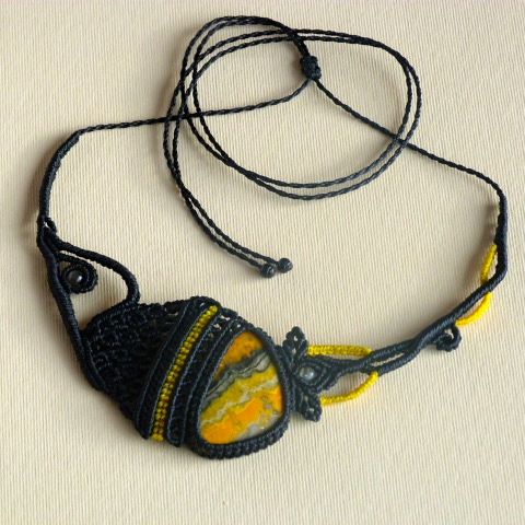 Collier noir/jaune en micro-macram&eacute;  avec une  pierre naturelle, la jaspe 