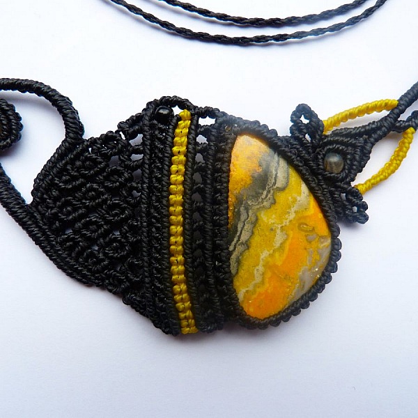 Collier noir/jaune en micro-macram&eacute;  avec une  pierre naturelle, la jaspe 