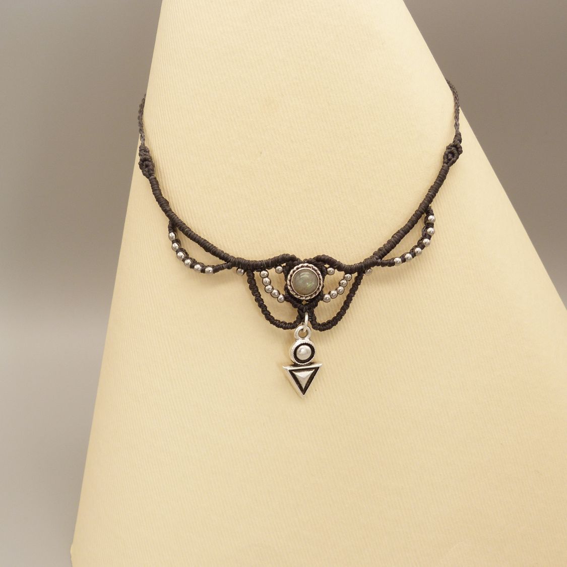 Collier gris anthracite en micro-macram&eacute;  avec une labradorite sertie