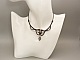 Collier gris anthracite en micro-macram&eacute;  avec une labradorite sertie