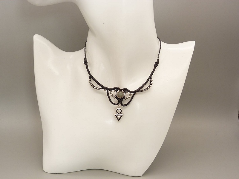Collier gris anthracite en micro-macram&eacute;  avec une labradorite sertie