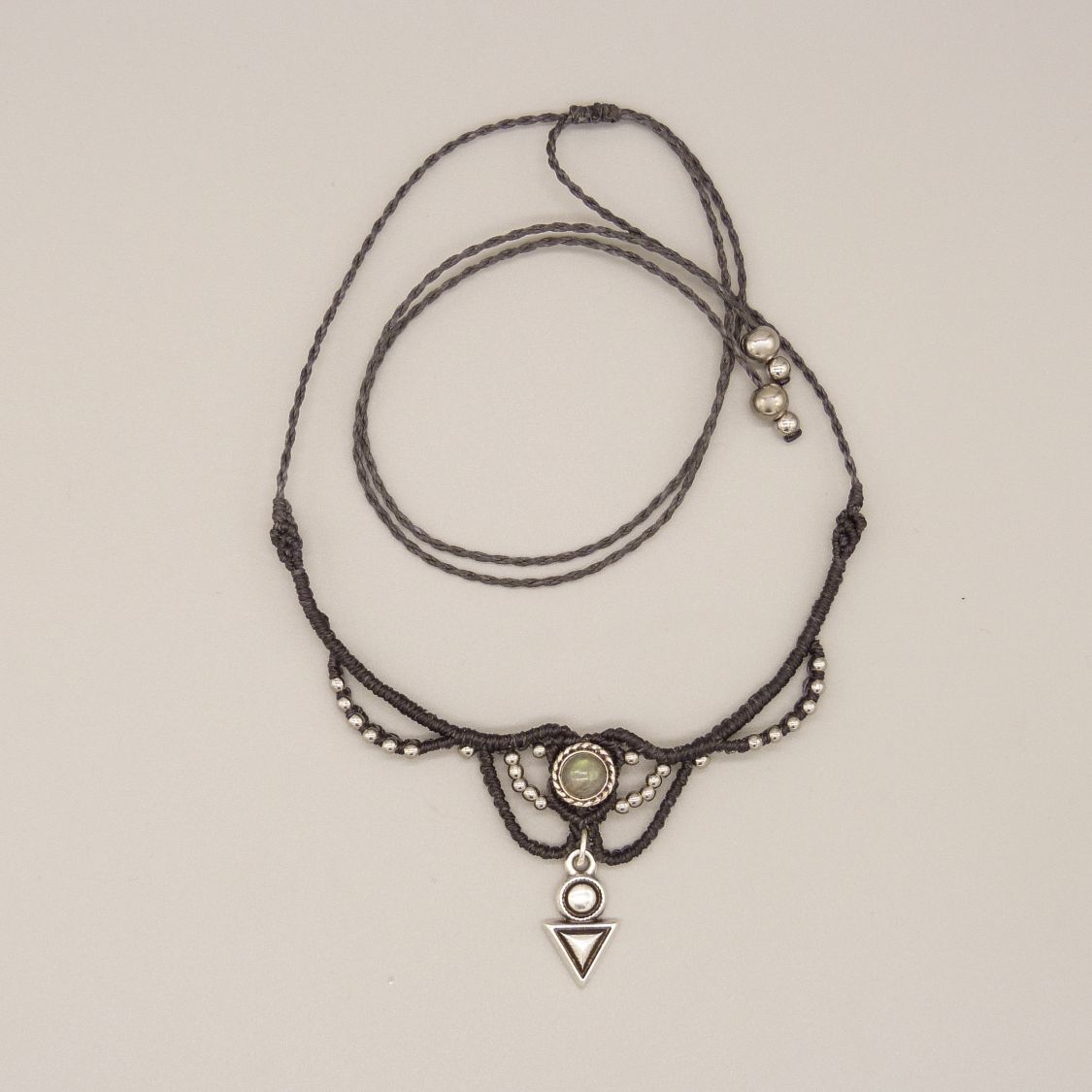Collier gris anthracite en micro-macram&eacute;  avec une labradorite sertie