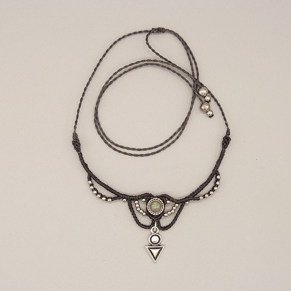 Collier gris anthracite en micro-macram&eacute;  avec une labradorite sertie
