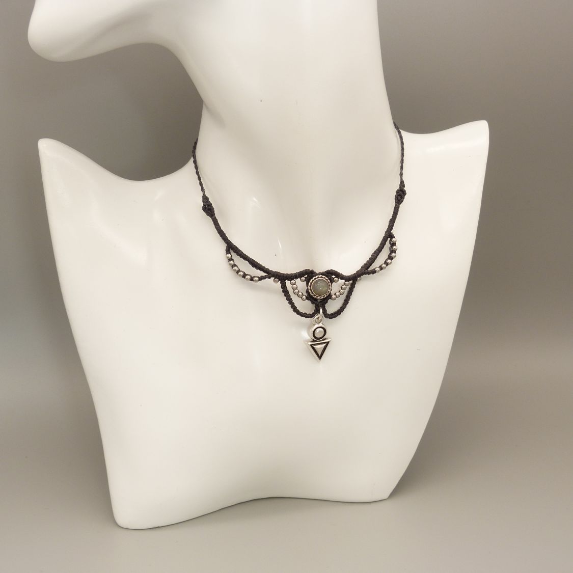 Collier gris anthracite en micro-macram&eacute;  avec une labradorite sertie