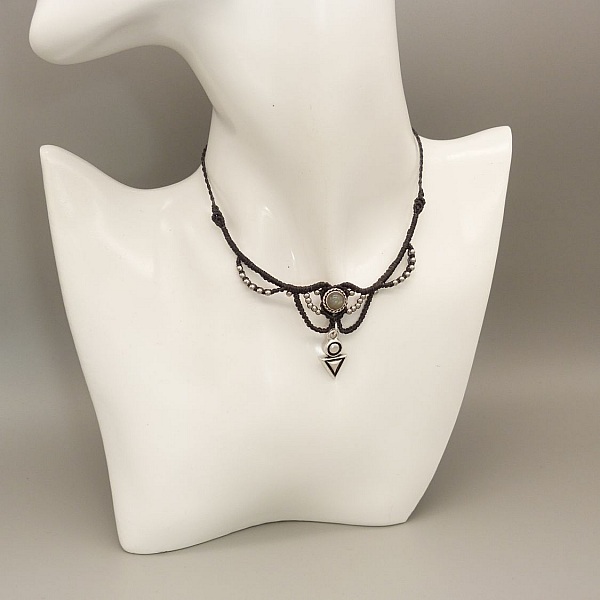 Collier gris anthracite en micro-macram&eacute;  avec une labradorite sertie